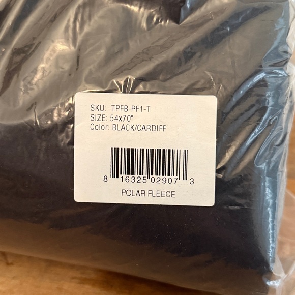 Rare New Rumpl Polar Blanket - Black Cardiff - Pocket Snap Fleece Blanket - Picture 3 of 6